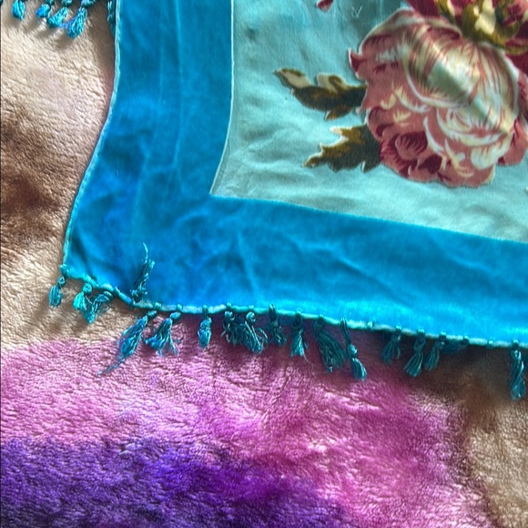 🌹Vibrant Silk and Velvet Scarf with Roses 🌹 - Picture 3 of 6
